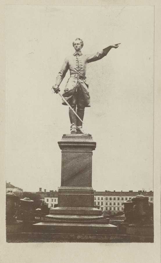 Karl XII-statyn i Kungsträdgården, Stockholm. Fotografering - 1865 — 1875 (Uppskattning)