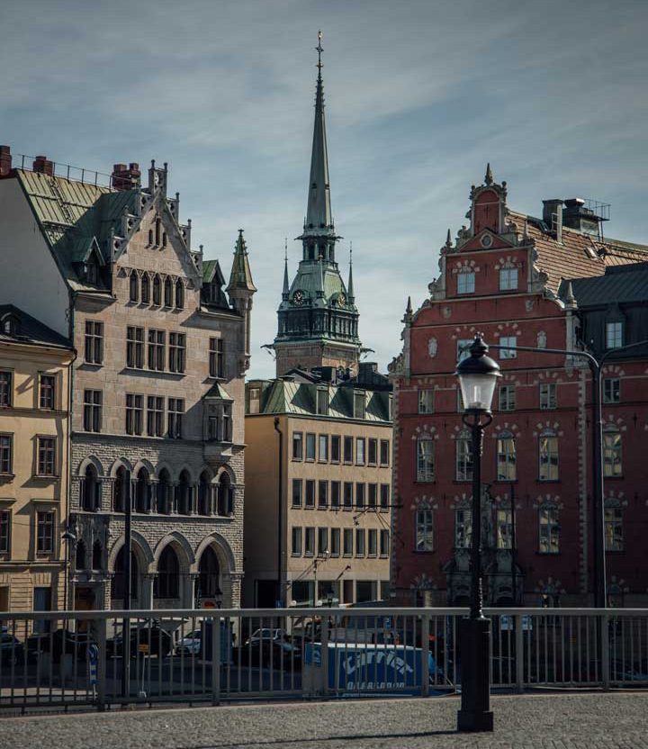 Tyska Kyrkan syns i bakgrunden på en bild över hus i gamla stans utkant